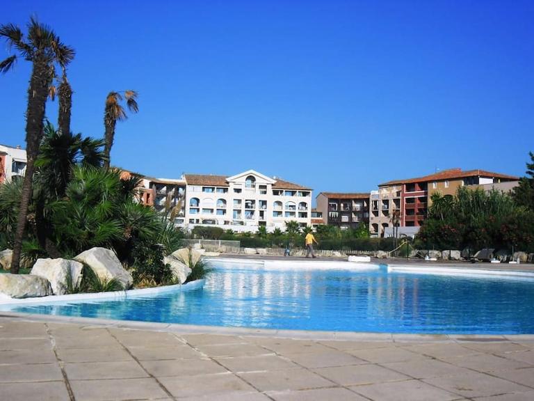 GASMIC - Appartement pour 4 personnes avec piscine et accès direct à la plage situé aux marines de Gassin - B&B Gassin