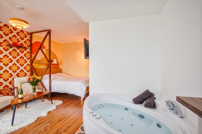 Suite année 70 - Jacuzzi et Balcon - B&B Caen