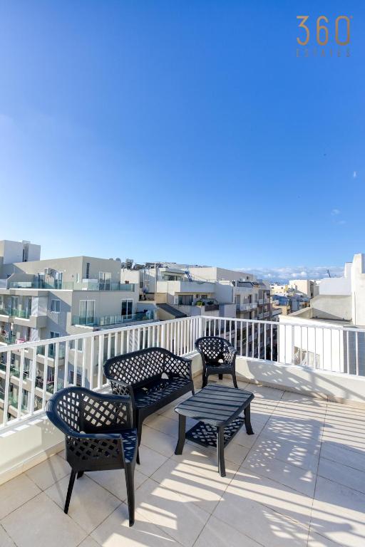 Sunny 2BR Penthouse with Spacious Rooftop Terrace by 360 Estates - B&B San Gwann
