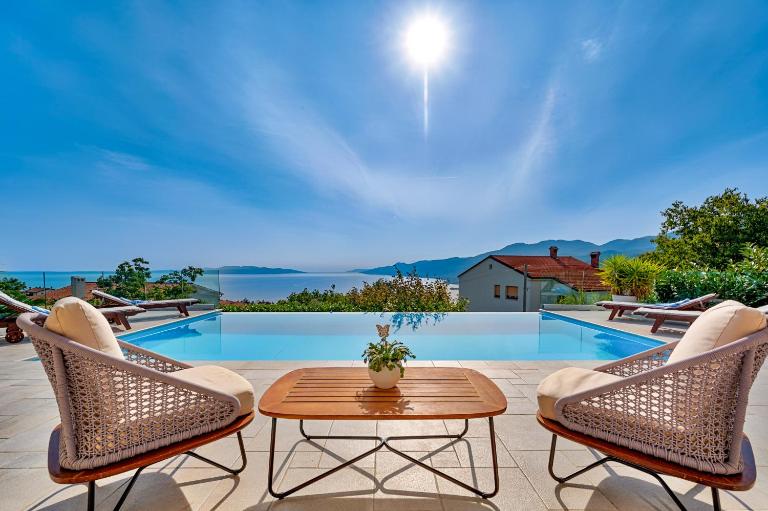 Villa Maelynn Opatija with Heated Pool and Sea View - B&B Rubeši