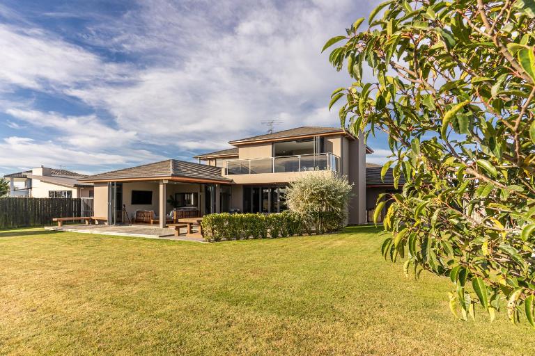 Relax at Lake Hood Luxury Canal Home with Jetty - B&B Ashburton