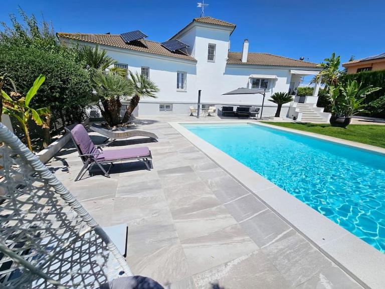 Espectacular villa close to Sevilla - Sevillarooms - B&B Valencina de la Concepción