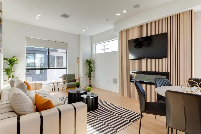 Brand New Modern 4 Bedroom House Pickfair Village - Bed and Breakfast Los Angeles