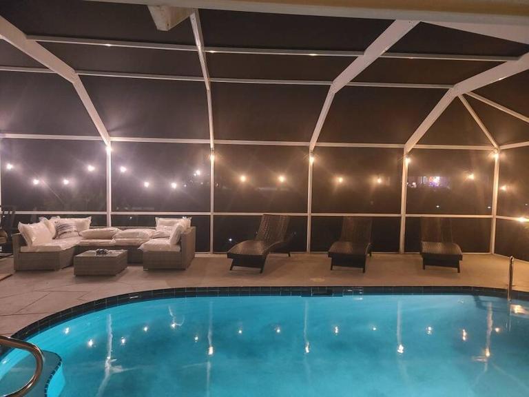 Tropical Breeze Canal Waterfront Home, Heated Pool - B&B Cape Coral