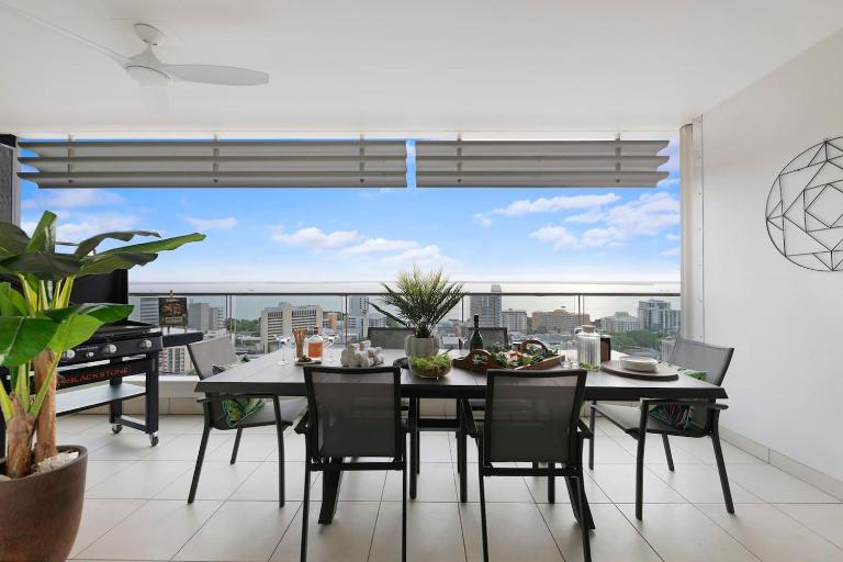 'High-Top Retreat' City Chic With Ocean Outlooks - Ferienwohnung Darwin
