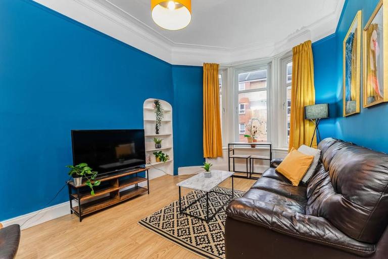Traditional 1-Bed Flat in Southside (Hampden/Shawlands) - B&B Glasgow
