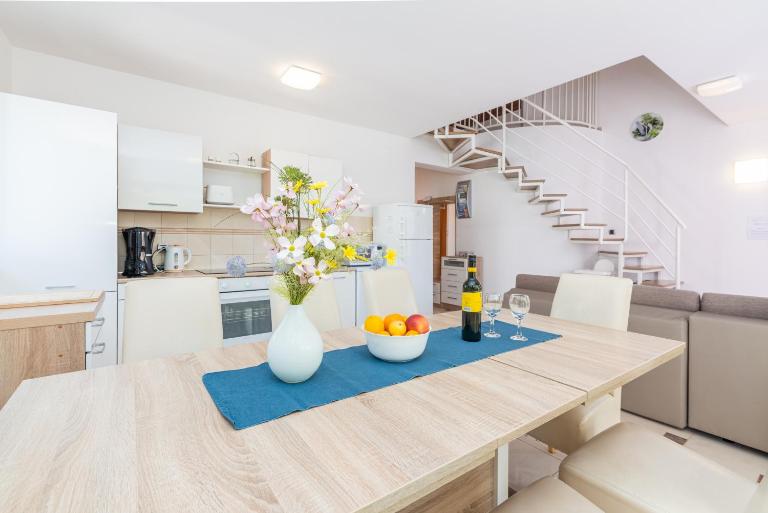 Apartments Lovorka - Bed and Breakfast Baška