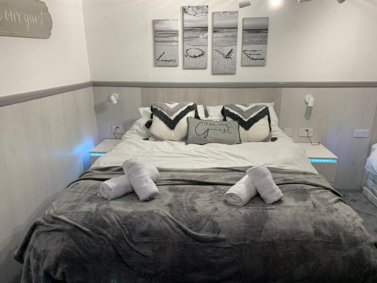 5 bed, 5 bath New refurbishment for 2024. Sleeps 16, 60 yds beach & harbour - B&B Weymouth