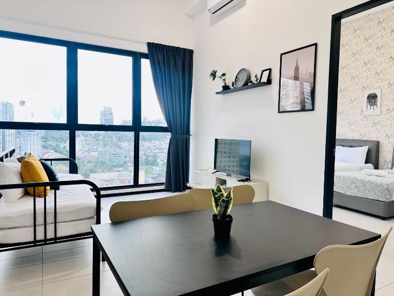New 2BR or 3BR Homey Getaway stay 7 to 10 pax at Urban Suites, Georgetown by URBAN STAYCATION LOD COSY - B&B Jelutong
