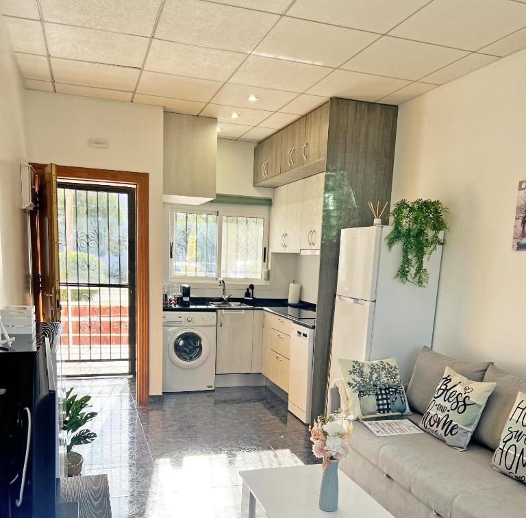 A 100 metros de la playa. Parking Gratuito Privado - B&B Alicante