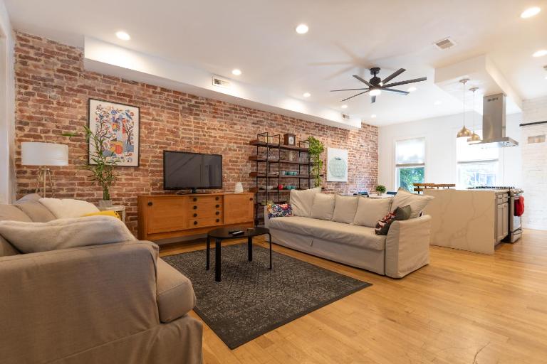 Urban Elegance: Trendy, Spacious Retreat with Parking in the Heart of the City - Ferienwohnung Washington