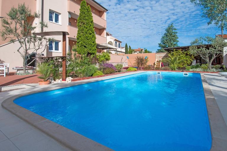 Paradise for children, Family apartment Oros Medulin, with a pool, gd - B&B Medulin
