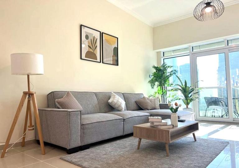 Lake View 1BR Apt Balcony & Near DMCC Metro - Ferienwohnung Dubai