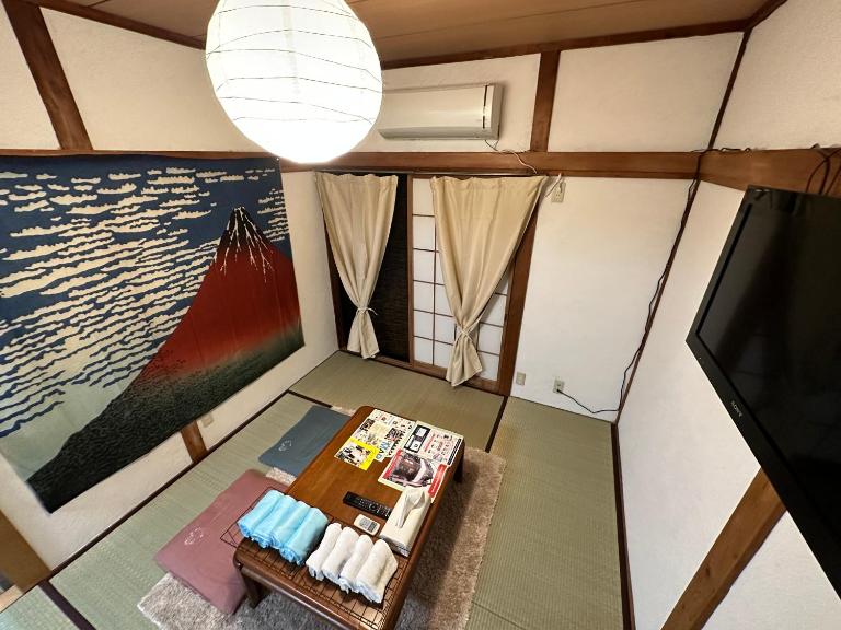 4 minute walk from the station,USJ33min KIX48min Namba10min, Convenience store, coin laundry, public bath, all 1 minute walk Kitakagaya INN OSAKA , 6 ppl, Near Namba to 10min,駅近徒歩4分一軒家貸切北加賀屋駅からなんば駅まで10分 - Bed and Breakfast Osaka