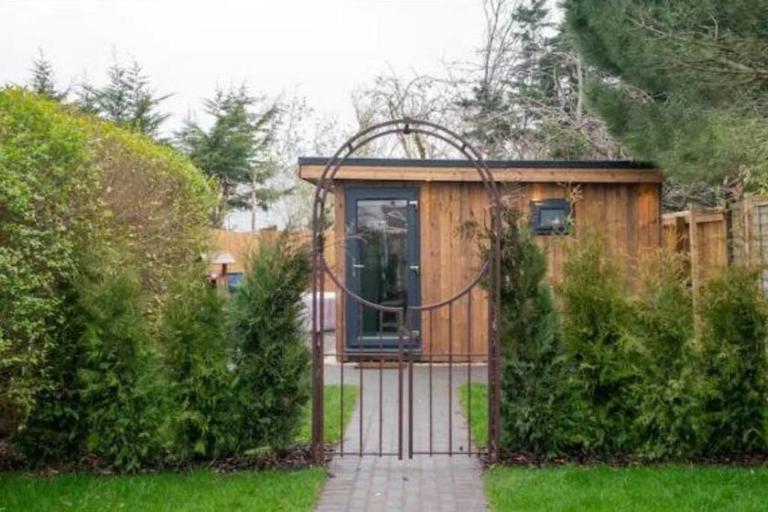 Luxury Cabin with Hot-Tub & Cold Plunge! - B&B Cheltenham