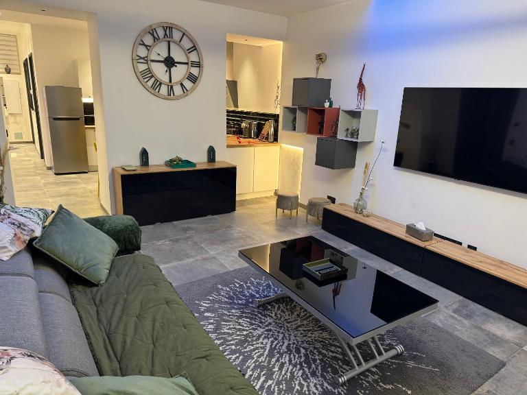 PitchMoon Bel Appartement 85 m2, grande terrasse extérieure - Chambres d'hôtes Grasse