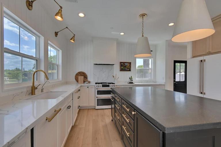 The Modern Farmhouse - B&B Yuba City