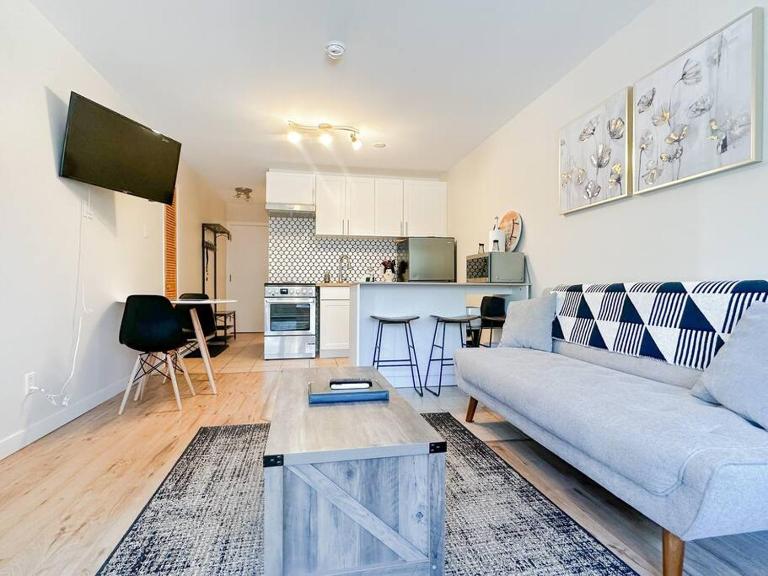 The Alpine Nest - 3 Beds - 4 Guests - Free Parking - Pool - Bed and Breakfast Mont-Tremblant