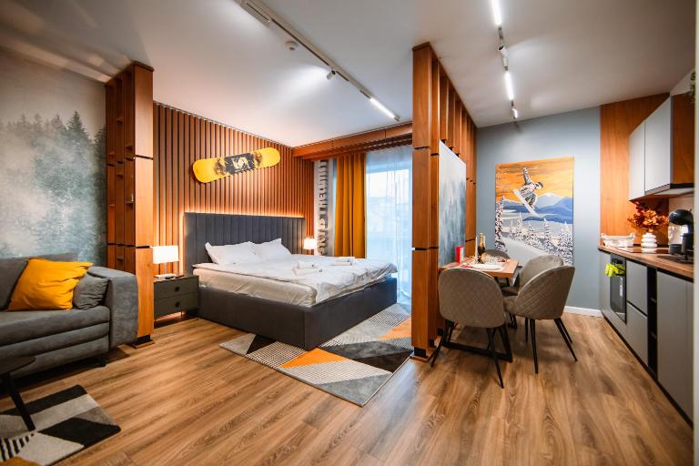 Blue Sky Studio with pool and spa - B&B Sinaia