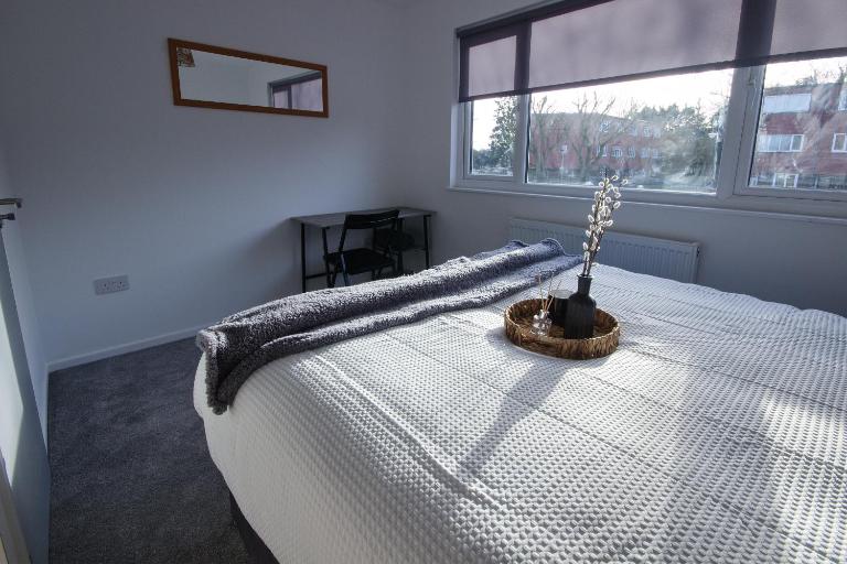 Contractors, Medical staff, Relocators, Families- 5 Bedroom 3 bathroom house- 2min walk to L&D - B&B Luton