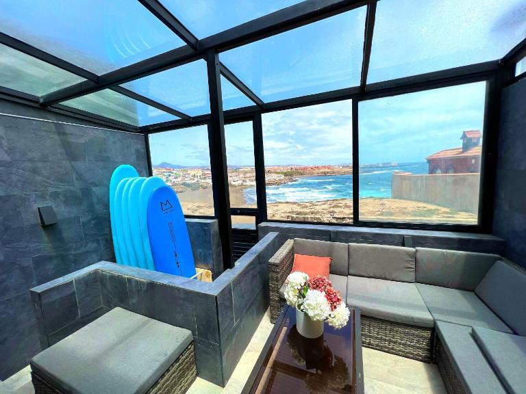 Secret Surf House. Casa de playa. - B&B Playa del Hombre