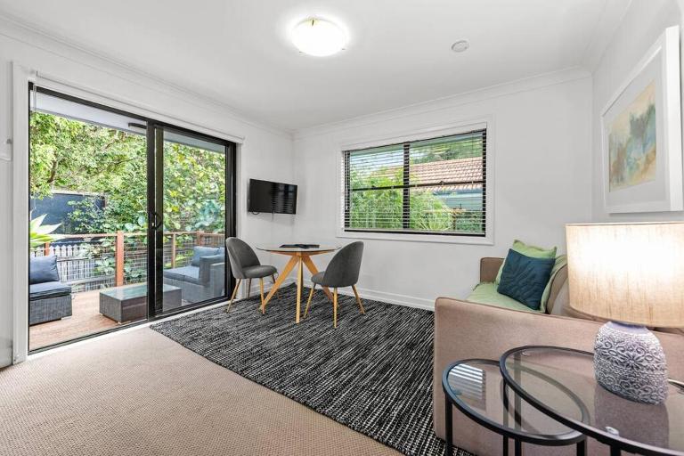 Noble House ~ Fully Self-Contained Guest Suite - 2 Bed/1Bath/1Car~Parklands + Transport - B&B Brisbane