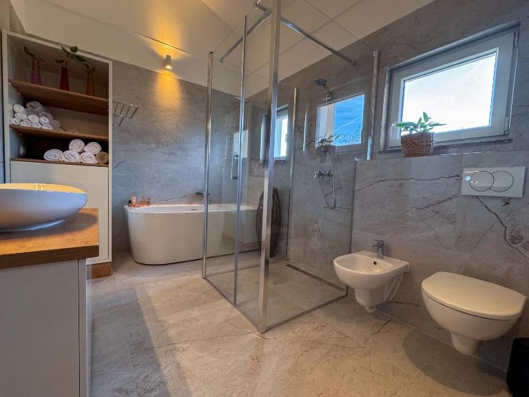Chic Spacious Apartment Surrounded by Nature Near Opatija - B&B Matulji