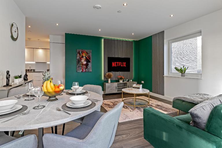 PREMIUM AIRPORT SUITE~Free Parking~LUXURY Condition~BALCONY~FANTASTIC Location Close To Train Station & Town Centre - Ferienwohnung Luton