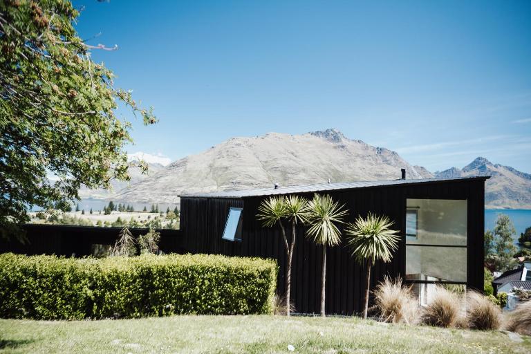 Award-Winning Modern Retreat with Hot Tub & Views - Ferienwohnung Queenstown