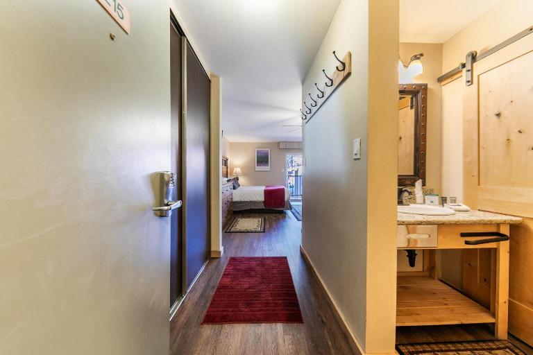 Charming Studio Deluxe w/kitchen #215 at Donner Lake Village - Ferienwohnung Truckee