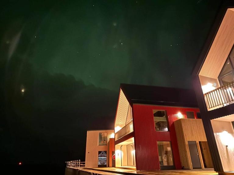 Stor moderne leilighet i Henningsvær, 70 kvm - Bed and Breakfast Henningsvær