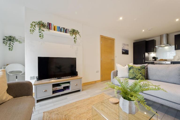 Large, newly renovated, three bedroom TOWN CENTRE split level apartment with free parking, sleeps seven - Walking distance to beach - B&B Bournemouth