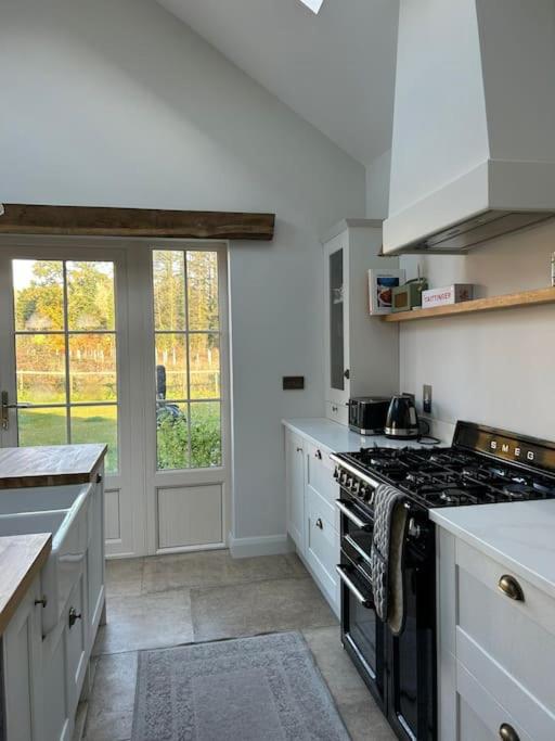 Favour Royal Cottage - dog friendly forest escape - Bed and Breakfast Derrygorry