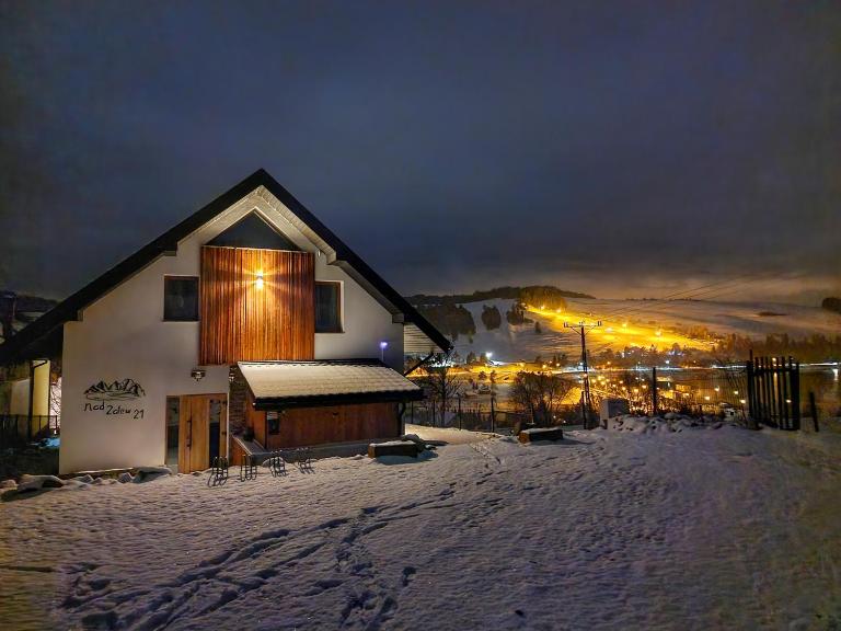 Nad Zalew dom z basenem letnim, jacuzzi i sauną, jezioro i trasa Velo Czorsztyn w pobliżu - B&B Sromowce Wyżne