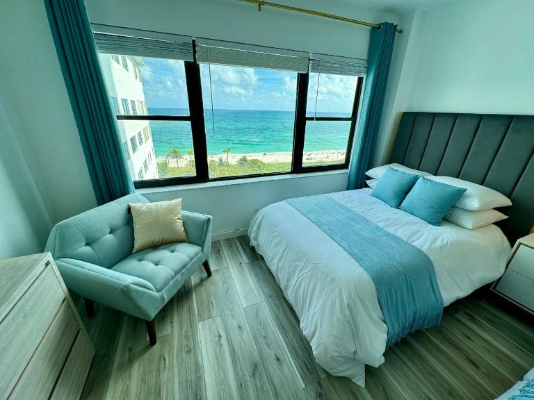 Directly on the Beach with Pool & Ocean View - B&B Miami Beach