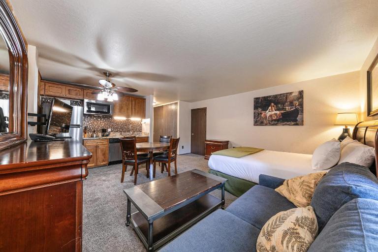 Cozy Studio w/Kitchenette Easily Accessible #113 at Donner Lake Village - Ferienwohnung Truckee
