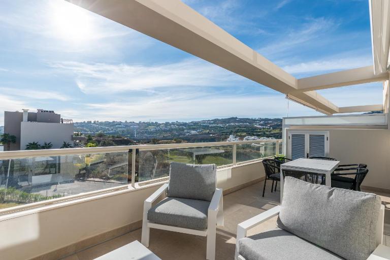 Serenity in Style: Luxury La Cala Golf Getaway - Bed and Breakfast La Cala De Mijas