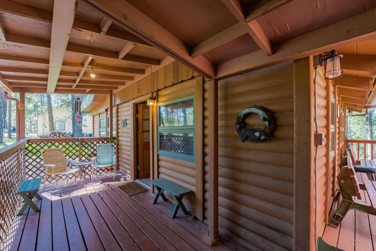 Deer Meadows: Adorable, Centrally Located Ruidoso Cabin with Private Hot Tub! - B&B Ruidoso