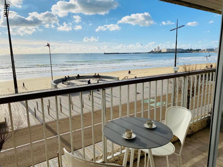 Appartement avec accès direct à la plage, balcon et garage privé - FR-1-92-690 - B&B Les Sables-d'Olonne