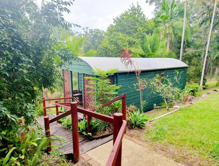 Birdsong Train Carriage Cabin with Outdoor Bath - B&B Palmwood