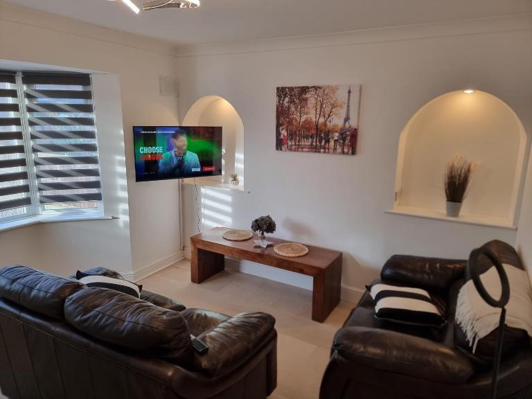 Dulverton house - 3 bed house /sleeps 6+ driveway+close to M1 - B&B Nottingham