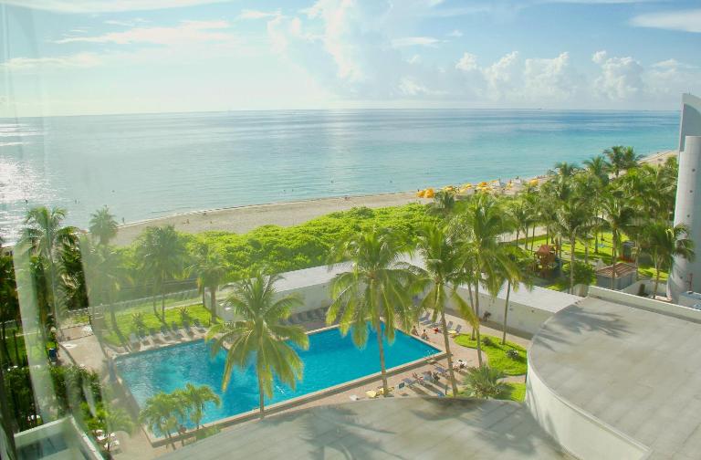 Directly on the Beach with Pool & Ocean View - B&B Miami Beach