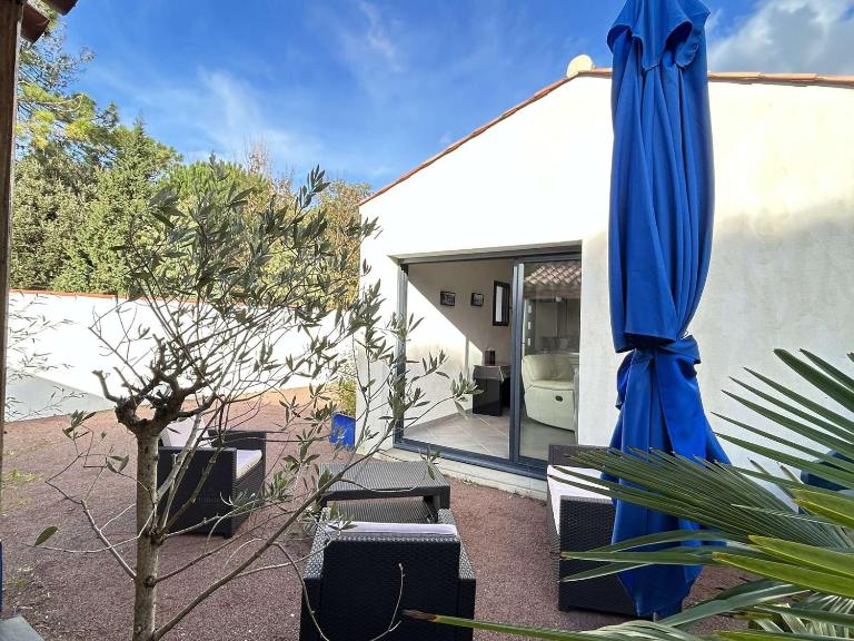 Maison calme avec jardin clos, 800m plage - 2 chambres, BBQ, parking privé, Wifi - FR-1-224B-116 - Bed and Breakfast La Guérinière