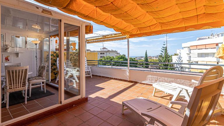797 HOLIDAY RENTALS - Piso para 4 con amplia terraza al jardin y al mar - B&B Benalmádena