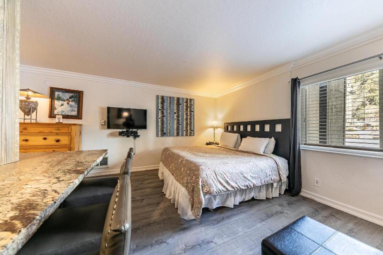 Charming Studio Deluxe w/Full Kitchen #115 at Donner Lake Village - Ferienwohnung Truckee