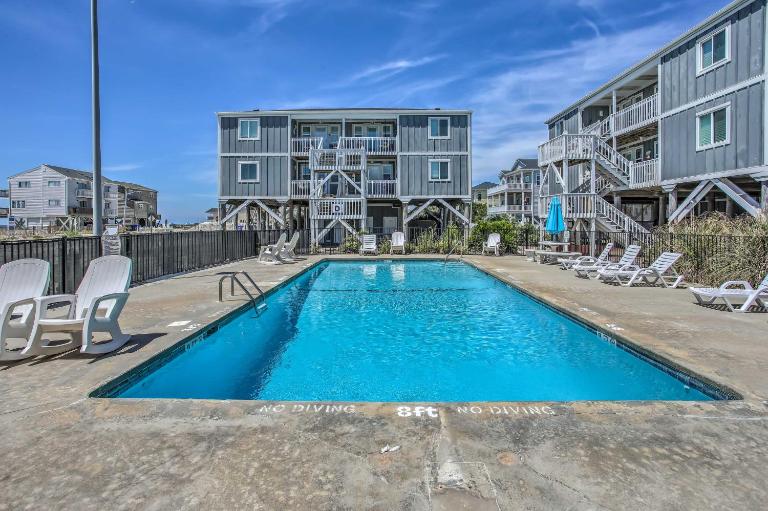 Ocean Isle Beach Condo w/ Balcony: Steps to Shore! - Chambres d'hôtes Ocean Isle Beach