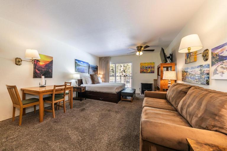 Cozy Studio w/Kitchenette and Balcony #212 at Donner Lake Village - Ferienwohnung Truckee