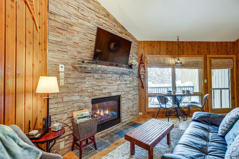 Pool & River Access: Mt Bachelor Condo w/ Patio! - B&B Bend