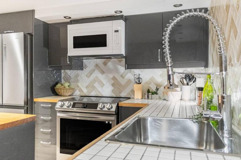 Furnished 2BR Rosemont Apt - Utilities Included - B&B Montreal