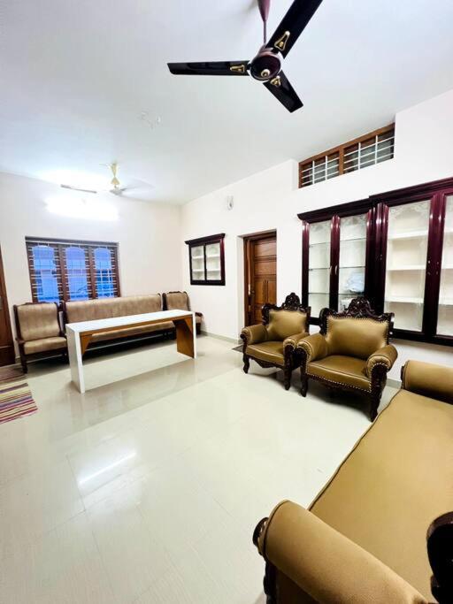 Guruvayur Homestay - 2 AC Bedrooms, Hall & Veranda - B&B Guruvāyūr